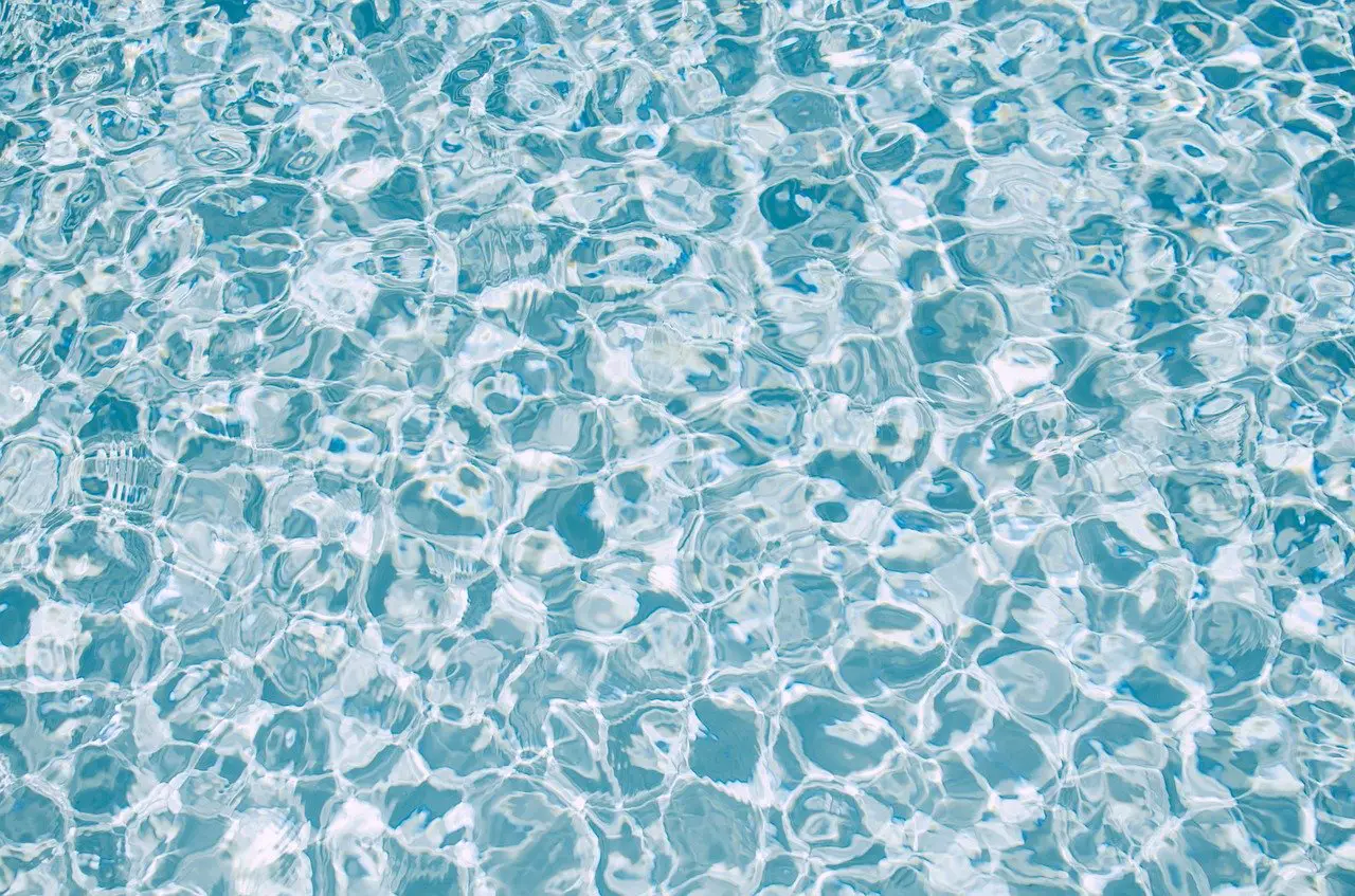 Blaues Wasser im Pool