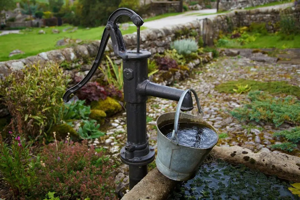 Schwengelpumpe Wasser Eimer Garten
