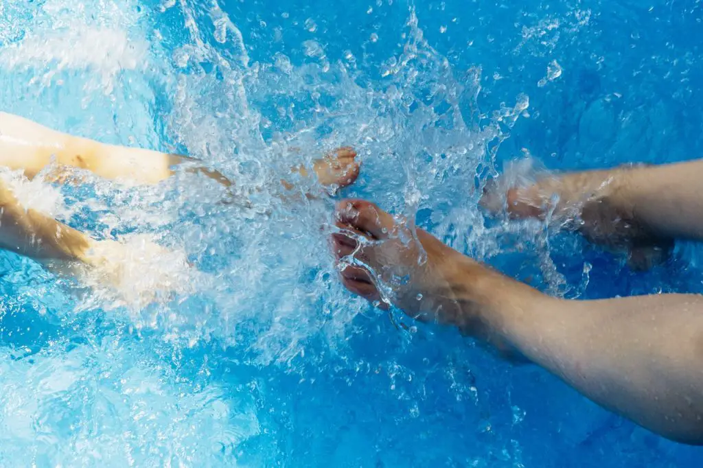 Pool Wasser Abkühlung Füße