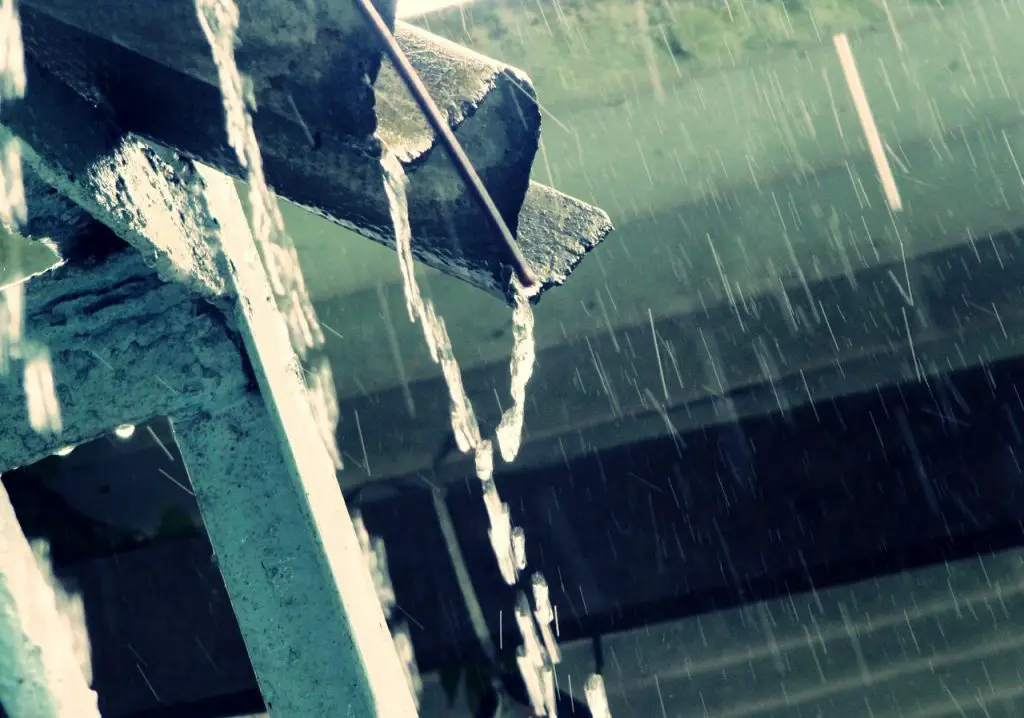Regenwasser Regen Unwetter Regenrinne Wasser Haus Eigenheim