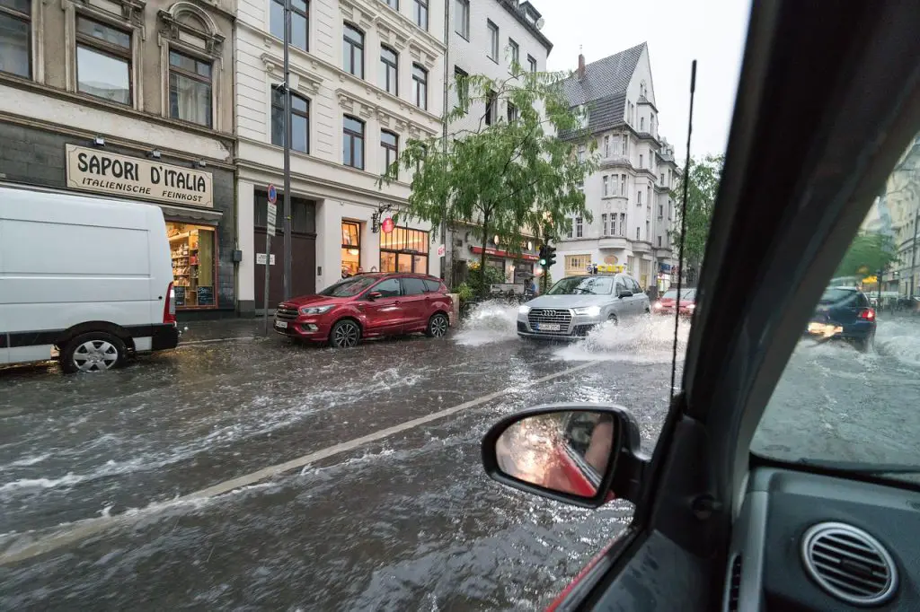 Niederschlag Regenwasser Überflutung Straße Stadt Haus Wohnung