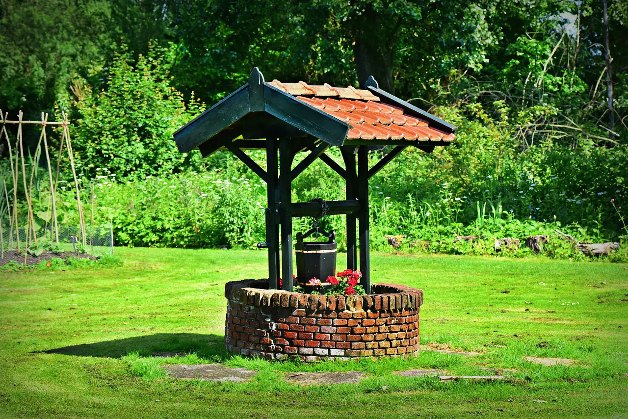 Gartenbrunnen mit Dach