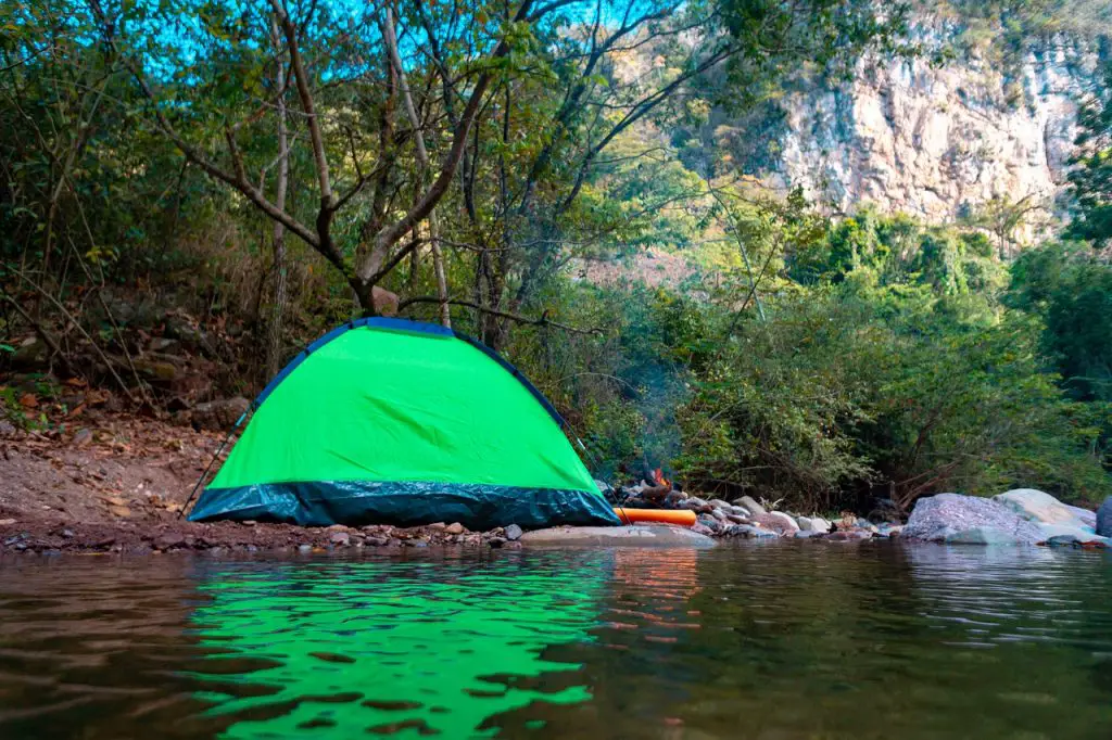 Camping Zelt Fluss